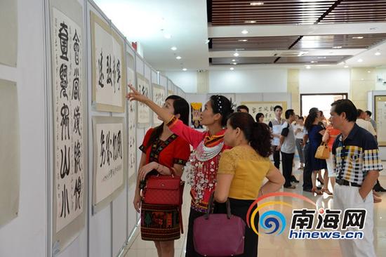 市民参观国际博物馆日馆藏书画展(保亭县民族博物馆供图)