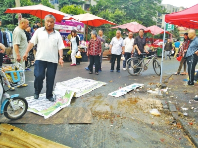 路口油污漫溢 八名居民被撂倒