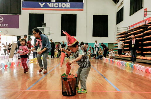 萌娃参与小白兔拔萝卜游戏