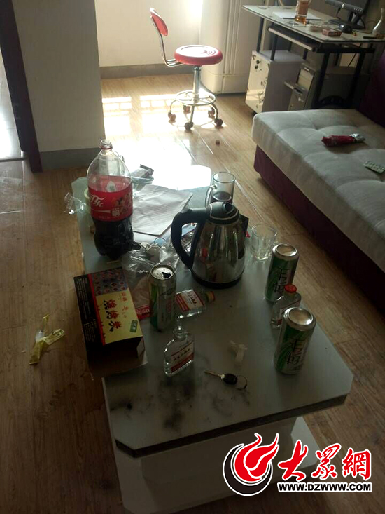 房间客厅内的桌子上非常凌乱,放着三瓶罐装啤酒和三瓶二锅头,其中一瓶二锅头已经打开并被喝过。