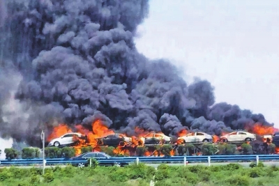 一輛轎車運輸車著火