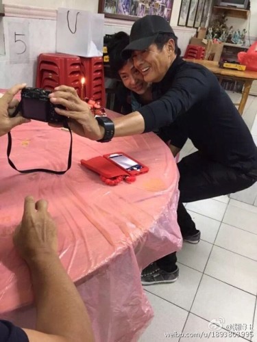 5月18日是周润发60岁生日,有网友在微博晒出发哥与发嫂庆生的照片,发嫂还特地为发哥买了生日蛋糕,两人还自拍恩爱合影。