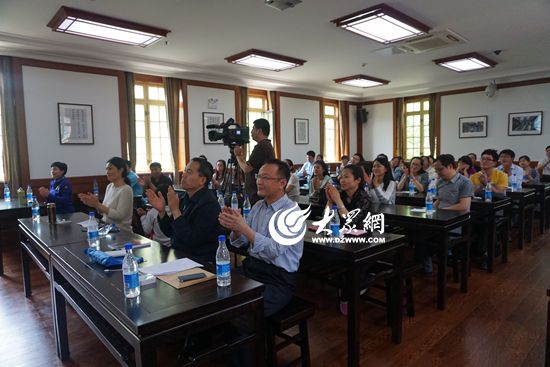 听众与单教授互动,体验健身的快乐。