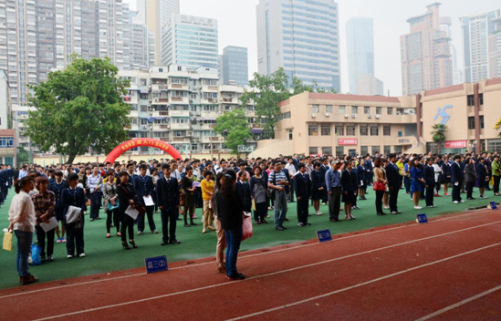 南京五中高三毕业生成人礼 赠手环递家长信跨