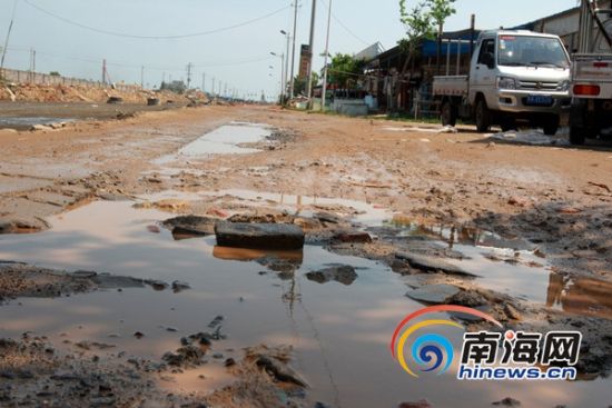 新埠岛居民反映新埠农贸市场门前的道路坑坑洼洼、泥泞不堪。