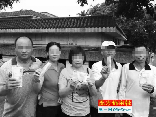 5名球童展示陈明金亲自发放的红包,每个10万港元。图片来源:微三乡
