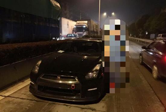 驶150万豪车平阳104国道逆行 为博红颜一笑(图