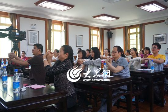 听众在单教授指导下体验健身操。