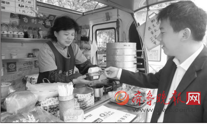 早餐車配上移動POS,刷銀行卡能閃付。本報記者張頔 攝