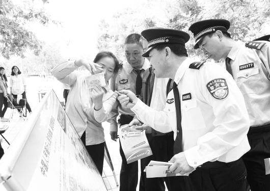 5月15日,民警正在和银行工作人员交流防骗常识。