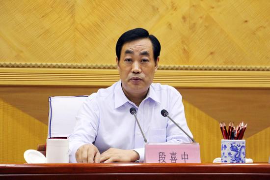 省人大常委副主任段喜中和機關(guān)干部職工交流并講話