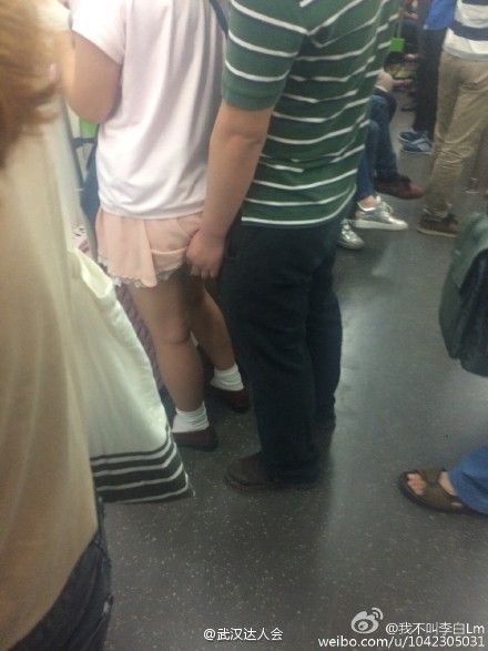 “咸猪手”被路人拍下