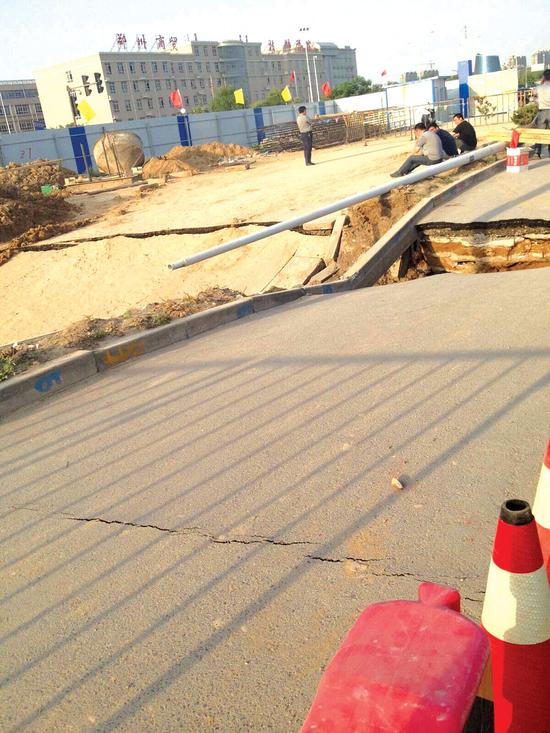 化工路南半幅車道呈V字形塌陷