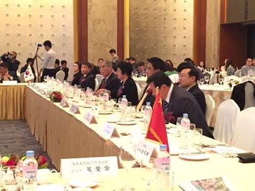 推介会前何西庆副省长会见了韩国观光部负责人现场(来源:三亚旅游官方网)