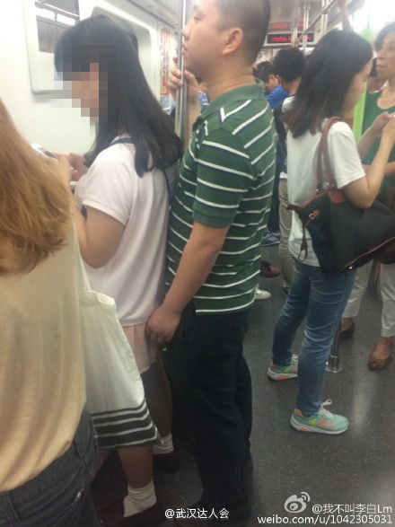 “咸猪手”被路人拍下