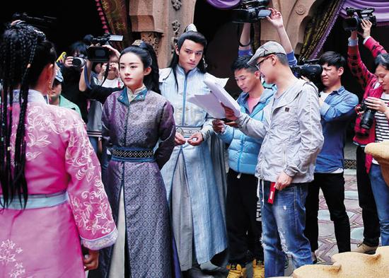 演员们正在对台词。