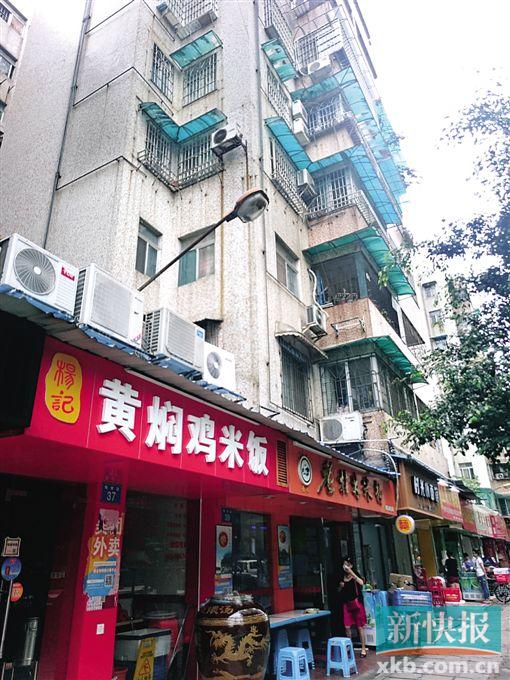 ■居民楼下饭店林立。