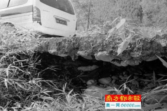 “路下面都空了，车还在上面走！”来自连州的省人大代表李慧琴晒了多张公路险情图。