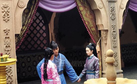 陈伟霆赵丽颖在戏中亲密牵手。