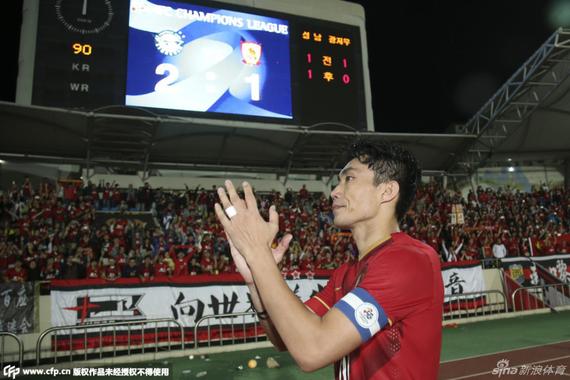 郑智赛后向球迷致意