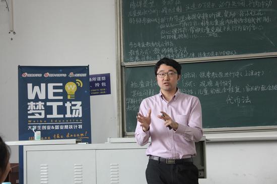 劉老師結(jié)合自己的就業(yè)經(jīng)歷告訴大家，就業(yè)并不是一次就能成功的，要敢于試錯，敢于挑戰(zhàn)，堅持積累