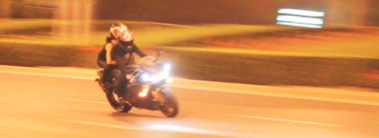 5月18日23時許，鄭東新區商務內環急速飛馳的摩托車