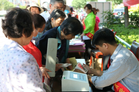 免費為社區居民檢修血壓計