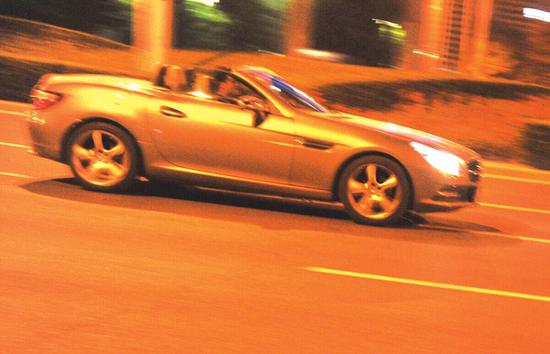 18日深夜，郑东新区CBD 内环上，高速行驶的豪华跑车。
