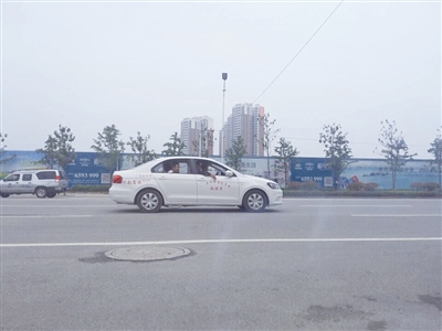 信阳马路变成驾校练车场