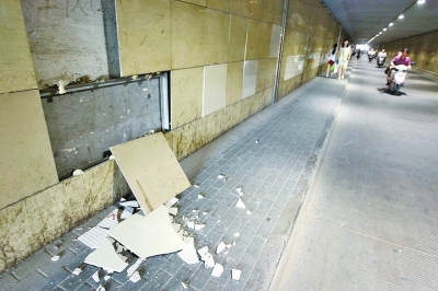 中原東路鐵路涵洞橋下破碎的瓷磚和隨處可見的“新補(bǔ)丁”