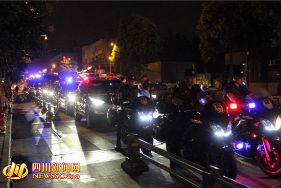 警用车辆集中待发