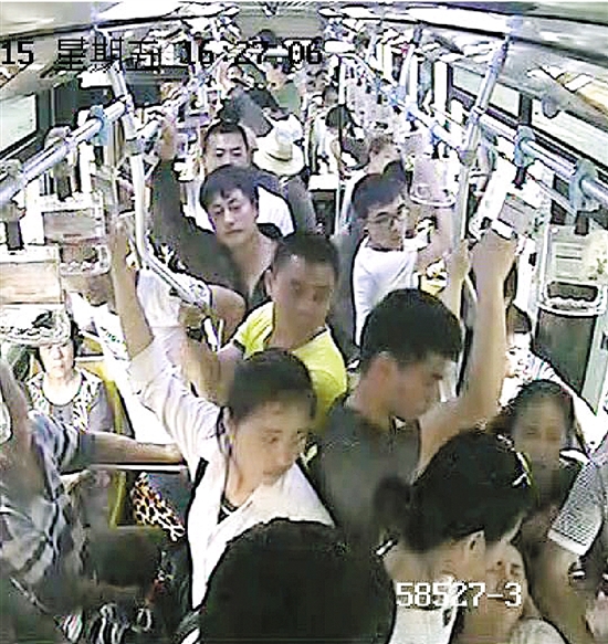 女乘客公交车上晕倒 司机乘客联手救人_新浪宁波_新浪网