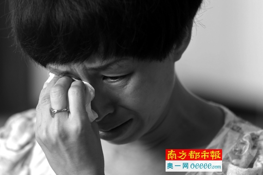 ↑莫鸿母亲述说儿子去世经过时情绪几度失控。