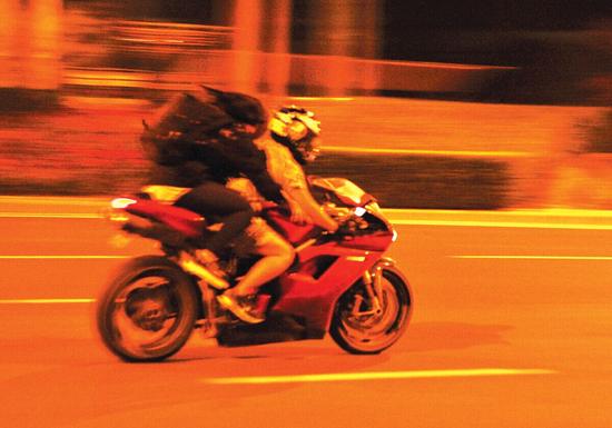 18日深夜，郑东新区CBD 内环上，狂飙的摩托车。