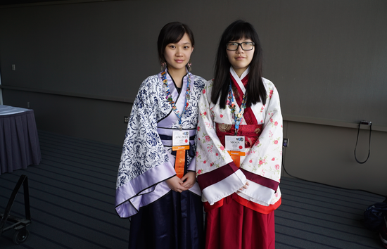来自澳门地区的两位女孩穿着汉服展示自己的节水项目