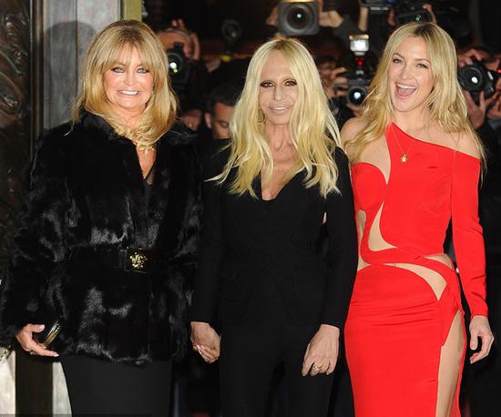 Goldie Jean Hawn（左）、Donatella Versace（中）与Kate Hudson