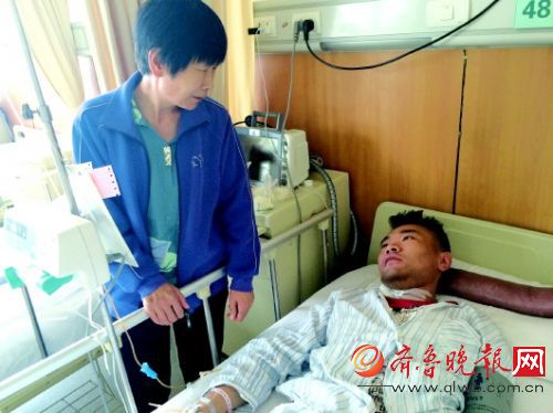 刚做完透析的傅永浩回到病房，母亲关切地问他要不要吃点东西。