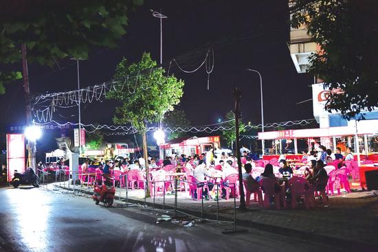 非機動車道上密密麻麻地擺放著桌椅