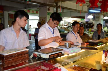 计量人员为市场业主免费检定电子秤