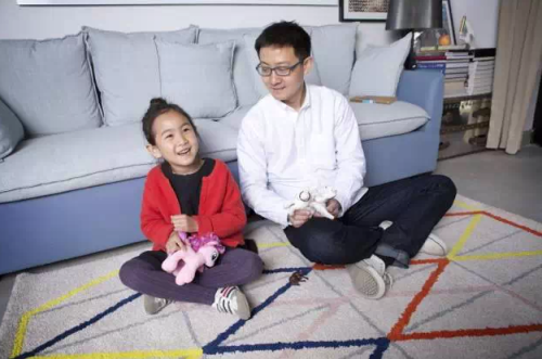 果果和爸爸毛继晖在一块玩耍