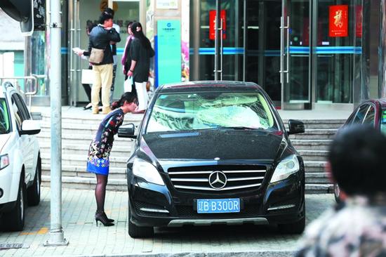 男子当街借电话没人理 抡棒砸车泄愤被拘留