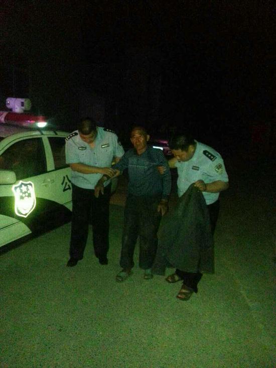 老人深夜回家迷路 交警熱心救助 