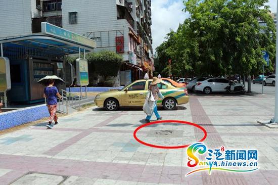 位于三亚市胜利路和光明街交汇处的交通信号灯以及监控摄像头立柱周围,有10多块竹签井盖。(三亚新闻网记者邓松摄)