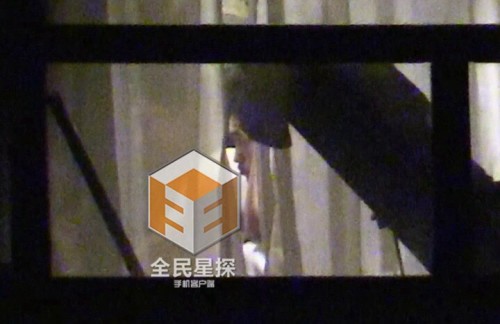 据全民星探,日前,袁弘张歆艺与好友私下小聚,二人表现十分亲密,不仅互相喂食,勾肩搭背,还突然来了个kiss,而张歆艺的猫也时不时出来抢镜。
