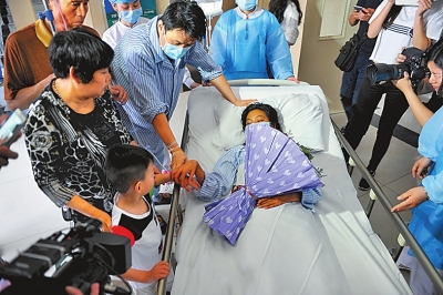 手术成功后,一家人围在高向娜的病床前。本报记者 李旭兵摄