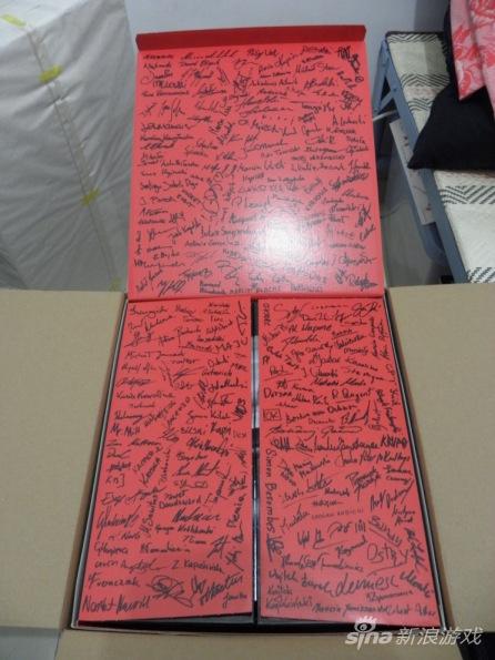 游戏包装盒上的各种签名