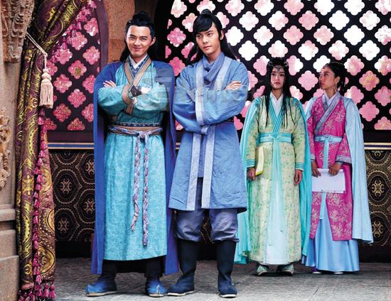 对着镜头摆酷。