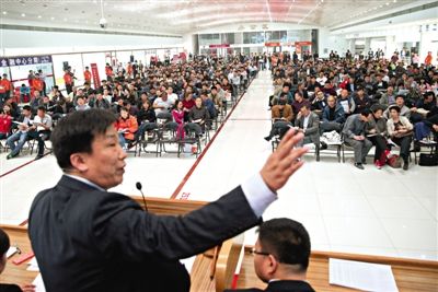 2015年4月18日，中央公車第10場拍賣現(xiàn)場，拍賣師正在介紹拍賣車輛的信息。新京報記者 王貴彬 攝