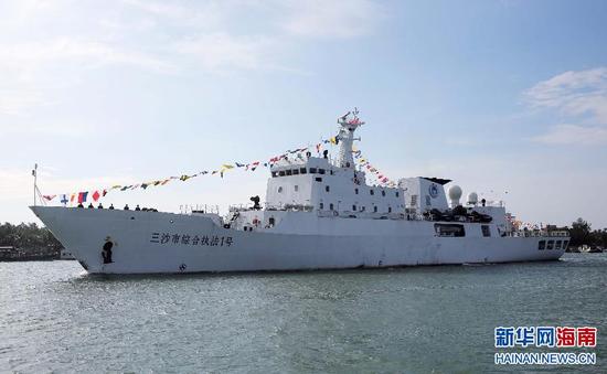 停靠在海南文昌清澜港的三沙市综合执法1号船(5月20日摄)。当日,海南省三沙市综合执法1号船正式交付使用。该船长97.5米,宽14米,排水量2600吨,设计航速22节,是目前三沙市吨位最大、性能最先进的执法船。三沙市综合执法1号船近期将在三沙海域开展巡航。新华社发(吴亚铁摄)