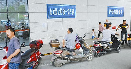 犀浦地铁站外“摩的”拉客 交通混乱